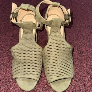 Express size 7 textile heels
